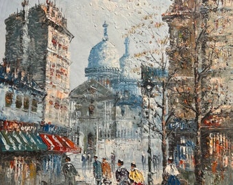 Könnte beinhalten: Ölgemälde einer Pariser Straßenszene mit der Basilika Sacré-Cœur im Hintergrund. Das Kunstwerk zeigt strukturierte Pinselstriche, die die Architektur, die Menschen und die Markisen in einem lebendigen, impressionistischen Stil erfassen. Die Farbpalette umfasst Blau-, Rot- und Brauntöne.