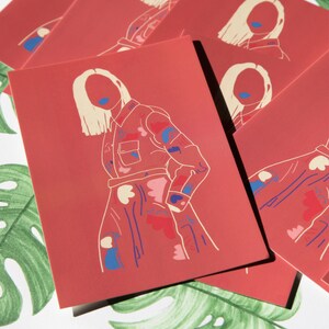 Léa Carte postale de femme sur fond coloré cadeau parfait A6
