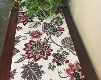 Roter, grauer, schwarzer und weißer Tischläufer. Blumenmuster | Handgemachte Tischwäsche. Geschenke. Einweihungsparty