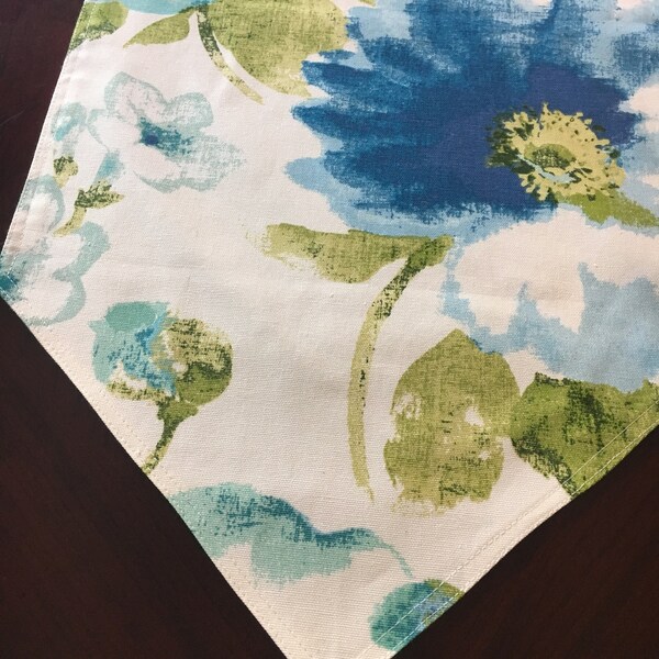 Coureur de table fait à la main dans le modèle floral dans le bleu, verts, sur le fond blanc-off. Printemps - Summer Table Runner- Pendaison de maison. Cadeaux