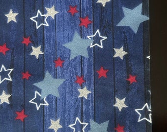 Patriottische tafelloper. Rode, blauwe, witte, zilveren sterren op blauw patriottisch tafeldecor. Zomer, 4 juli, Memorial Day, Flag Day Tafeldecor