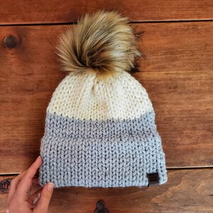 Toque per adulti a doppia tesa in maglia grossa bicolore// Pom Pom finto // Berretto lavorato a mano fatto a mano // Prodotto in Canada // Toque PENNY DOUBLE BRIM