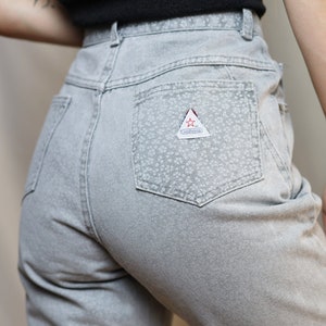 1980er ZENA Jeans W27-28 mit TALON 42 Zipper, Hellgraue Vintage Mom Jeans aus den USA mit Kleeblatt Druck