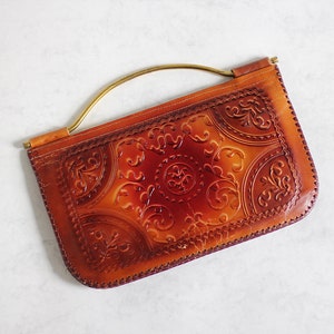 Cartera de mano de piel, bolso folk con asa dorada