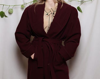 Casaco vintage de lã e cashmere, roxo ameixa, estilo dark academia, minimalista.