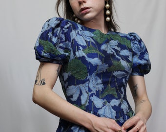 Vintage corset style dress with floral print, pleated bottom and puff sleeves