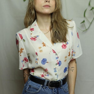 Cute tie back shirt with colorful floral print and short sleeve