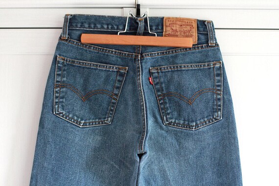levi's mid blue jeans