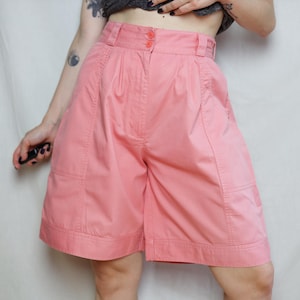 Bermudas plissadas rosa coral com cintura super alta e pernas largas, bermudas estilo terno bermuda anos 80