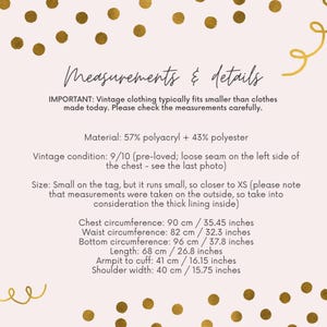 Pode incluir: Fundo creme com bolinhas douradas e texto detalhando as medidas e o material de uma pe&ccedil;a de roupa vintage. O texto inclui a circunfer&ecirc;ncia do peito (90 cm), a circunfer&ecirc;ncia da cintura (82 cm) e o comprimento (68 cm).