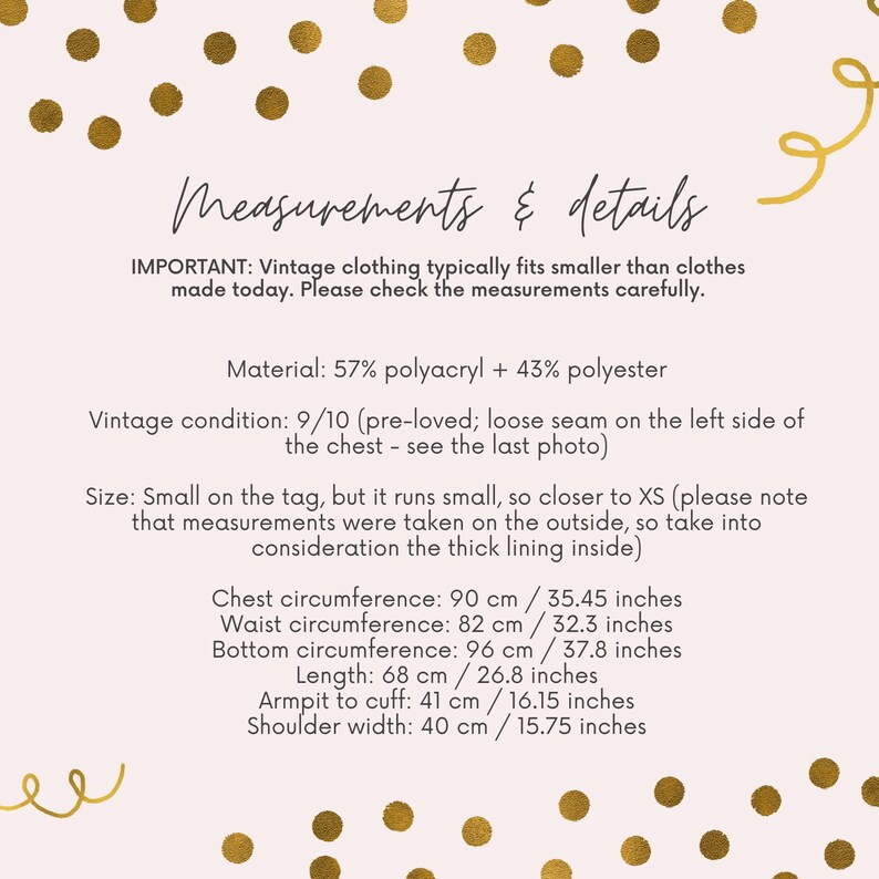 Pode incluir: Fundo creme com bolinhas douradas e texto detalhando as medidas e o material de uma pe&ccedil;a de roupa vintage. O texto inclui a circunfer&ecirc;ncia do peito (90 cm), a circunfer&ecirc;ncia da cintura (82 cm) e o comprimento (68 cm).