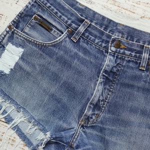 WRANGLER jean shorts W34, Blue denim shorts with distressing image 7