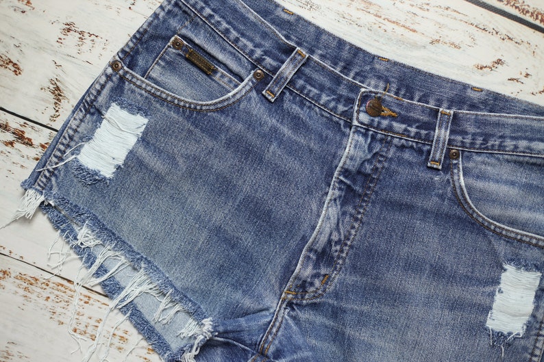 WRANGLER jean shorts W34, Blue denim shorts with distressing image 7