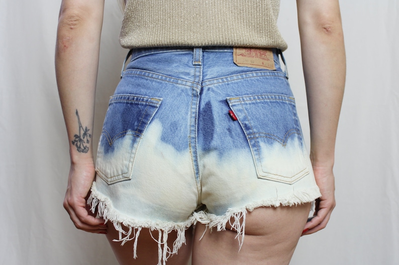 LEVI'S Nietenshorts Gr. 27, Upcycled Vintage Ombre Jeansshorts Bild 5