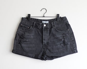 Shorts jeans rasgado com cintura alta * Recortes vintage na cor cinza grafite * tamanho M W30 30