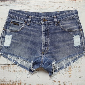 WRANGLER jean shorts W34, Blue denim shorts with distressing image 6