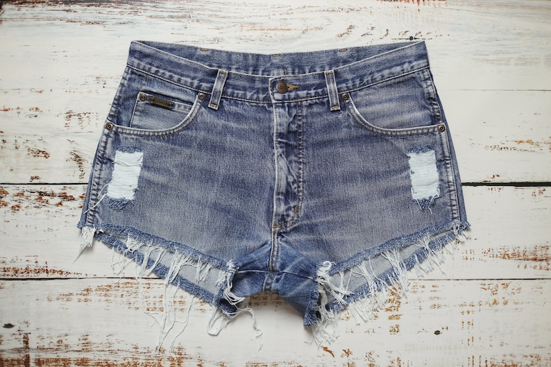 WRANGLER jean shorts W34, Blue denim shorts with distressing image 6