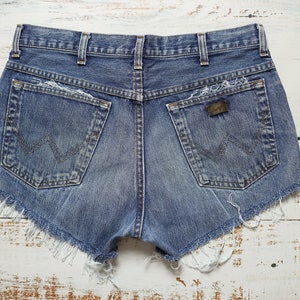 WRANGLER jean shorts W34, Blue denim shorts with distressing image 8