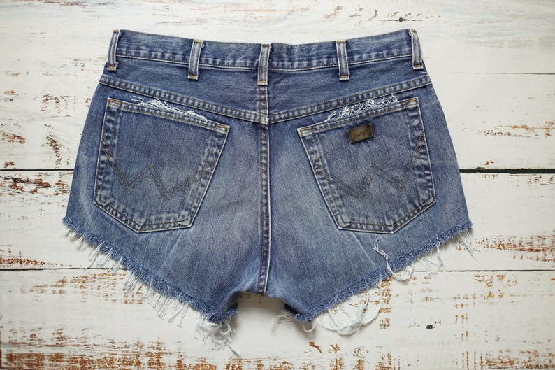 WRANGLER jean shorts W34, Blue denim shorts with distressing image 8