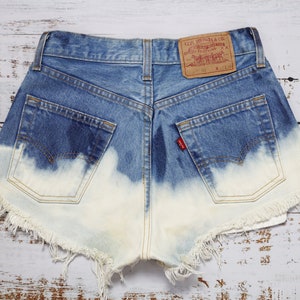 LEVI'S Nietenshorts Gr. 27, Upcycled Vintage Ombre Jeansshorts Bild 9