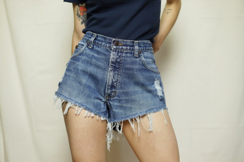 WRANGLER jean shorts W34, Blue denim shorts with distressing image 2