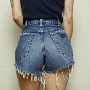 WRANGLER jean shorts W34, Blue denim shorts with distressing image 4