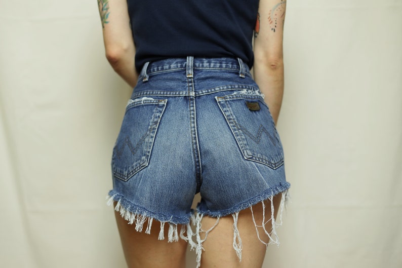 WRANGLER jean shorts W34, Blue denim shorts with distressing image 4