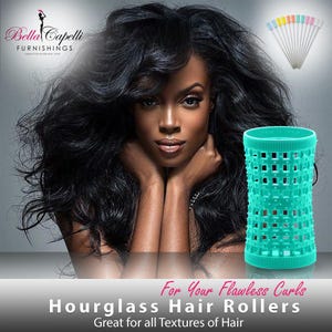 Puede incluir: Rodillos para el cabello en forma de reloj de arena para crear rizos impecables. Los rodillos turquesa están hechos de plástico en forma de rejilla. El texto en la imagen dice "For Your Flawless Curls Hourglass Hair Rollers Great for all Textures of Hair".