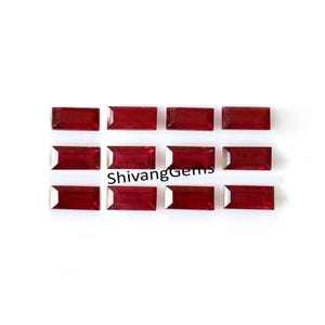 Puede incluir: Una colección de gemas rectangulares de color rojo intenso con un acabado pulido. Cada gema tiene un borde plateado en un lado. Las gemas están dispuestas en un patrón de cuadrícula sobre un fondo blanco. El texto "ShivangGems" es visible.