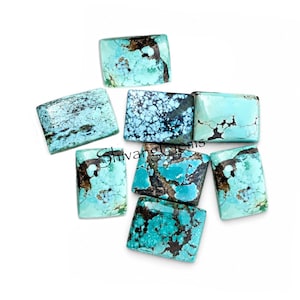 Peut inclure: Un ensemble de sept pierres précieuses turquoise rectangulaires, chacune présentant des motifs de matrice naturels uniques dans des tons de brun et de noir sur un fond bleu clair vibrant. Les pierres sont disposées en grappe sur un fond blanc.