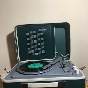 Antiguo tocadiscos portátil, discos de vinilo, soporte de juego