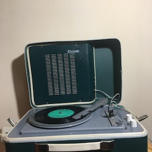 Antiguo tocadiscos portátil, discos de vinilo, soporte de juego