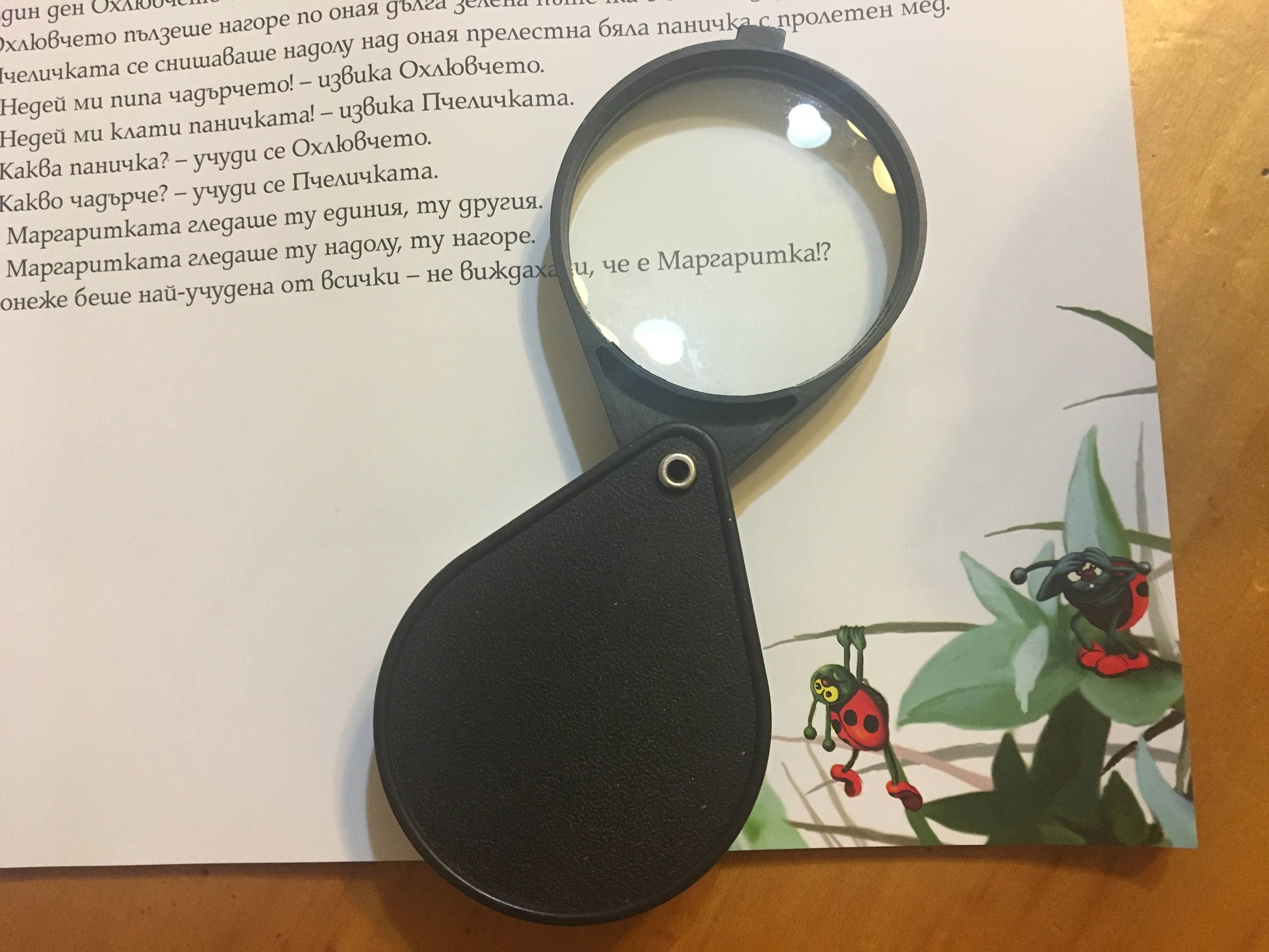 Portable Handheld Magnifying Glass 10X Folding Pocket Magnifying