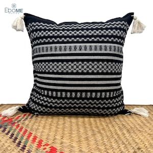 Handgewebter Azteken Kissenbezug mit Quasten: Boho Dekor in Schwarz & Weiß