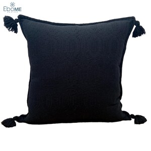 Handgewebter Kissenbezug mit Quasten: Schwarzes Boho Decor