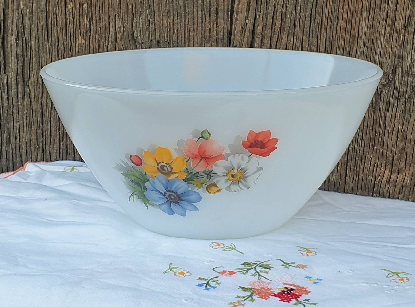 Grand Bol Blanc Vintage Des Années 70 avec Un Motif Floral Par Arcopal France Pour Salade ou Fruits