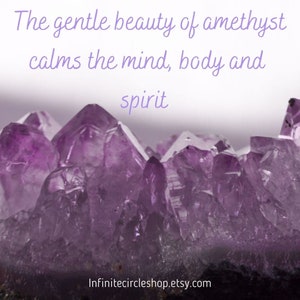 Pu&ograve; includere: Primo piano di un gruppo di cristalli di ametista, con una tonalit&agrave; viola e una superficie liscia e lucida. Il testo "The gentle beauty of amethyst calms the mind, body and spirit" &egrave; scritto sopra i cristalli.