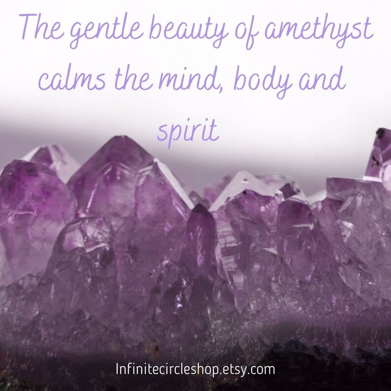 Pu&ograve; includere: Primo piano di un gruppo di cristalli di ametista, con una tonalit&agrave; viola e una superficie liscia e lucida. Il testo "The gentle beauty of amethyst calms the mind, body and spirit" &egrave; scritto sopra i cristalli.