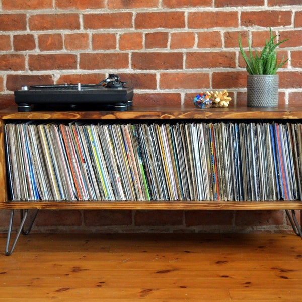 Unidad de almacenamiento de vinilo de mediados de siglo con patas de horquilla y acabado carbonizado