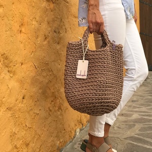 Taupe Crochet Tote Bag: Gestrickte Handtasche im skandinavischen Stil