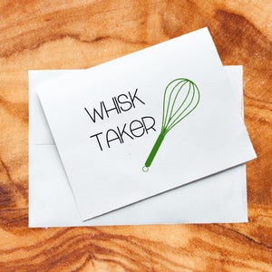 Könnte beinhalten: Eine weiße Karte mit dem Text "Whisk Taker" in schwarzen Buchstaben und einer grünen Schneebesen-Illustration.