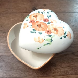 Coffret en faïence en forme de coeur peint à la main et signé /Boîte à bijoux/ Bonbonnière/ Boîte coeur / Cadeau