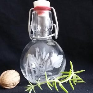 Geschliffene glasflasche