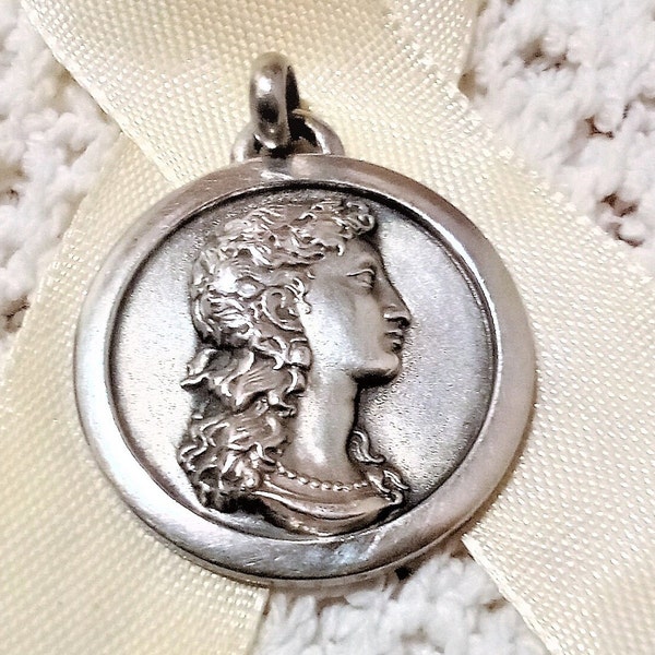 Médaille authentique vintage Portrait Femme antique