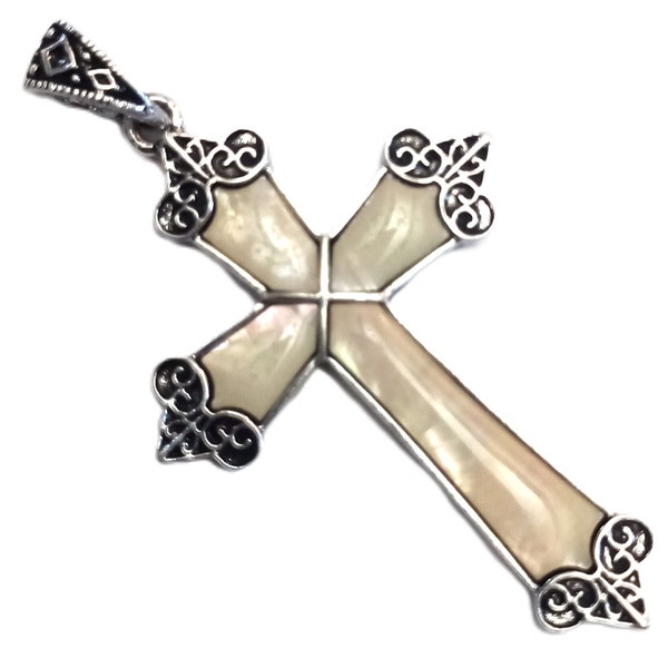 Croix pendentif nacre et metal ton argent
