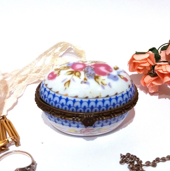 Boîte à pilules, argent massif, décor rocaille sur fond travaillé, Art