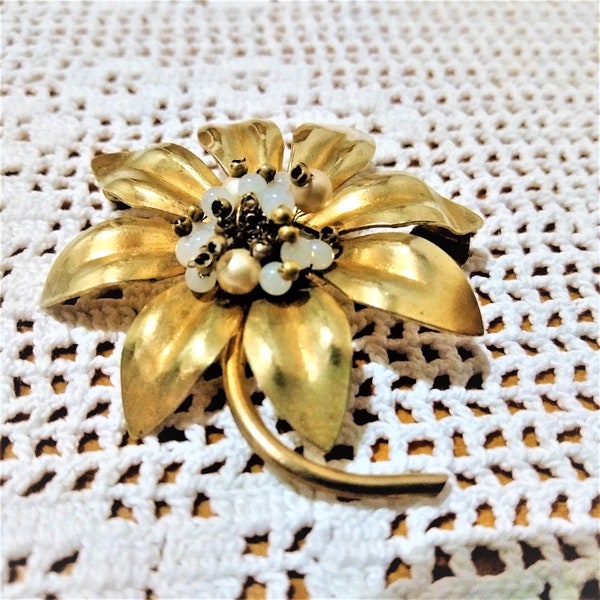 Broche épingle vintage fleur métal ton or et perles