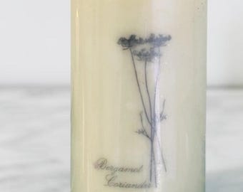 Candela a colonna aromaterapica Bath & Body Works White Barn Bergamotto e Coriandro, 90 ore, rara