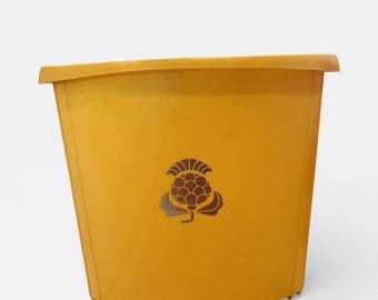 Cestino angolare vintage di metà secolo, stile danese moderno, con logo ananas, colore giallo raccolto.