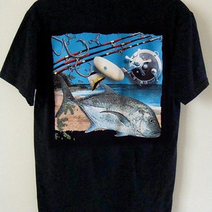 Może przedstawiać: Czarny T-shirt z nadrukiem graficznym przedstawiającym rybę, wędki, haczyki i kołowrotek. Grafika jest umieszczona na niebieskim i białym tle z piaszczystą plażą.